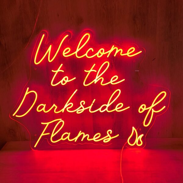 Personalizēta LED neona zīme ar vārdu "Welcome to the Darkside of flames"