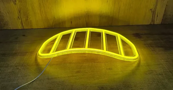 Speciāls pasūtījums&nbsp;LED neona izkārtne, izpletņa formas imitācija, krāsa dzeltena,&nbsp;
pamatne — caurspīdīgs monolīts polikarbonāts 6 mm.&nbsp;