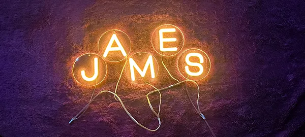 Speciāls pasūtījums&nbsp;LED neona virtene, Ziemassvētku virtenes imitācija ar vārdu, svētku dekorēšanai, krāsa dzeltena,&nbsp;
pamatne — caurspīdīgs monolīts polikarbonāts 6 mm.&nbsp;