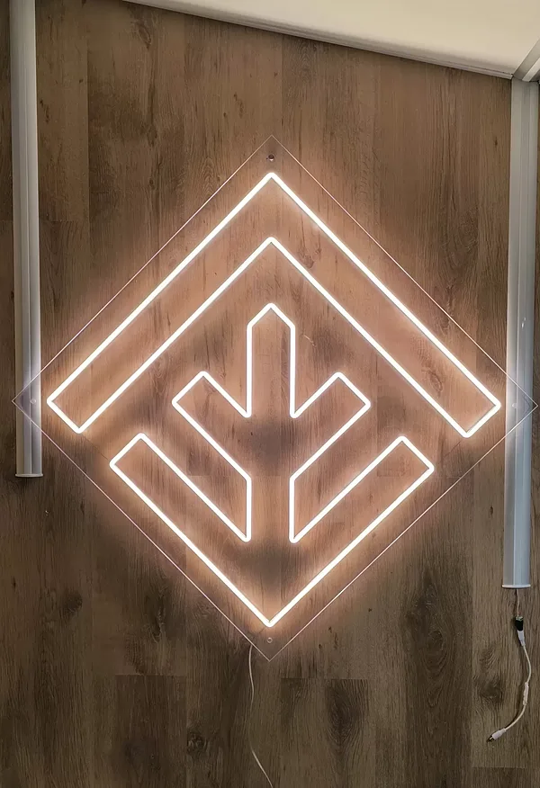 
LED neona izkārtne siltā baltā krāsā, logo, pasākumam
pamatne — caurspīdīgs monolīts polikarbonāts 6 mm.&nbsp;