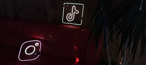 Speciāls pasūtījums&nbsp;LED neona izkārtnes, TikTok, Instagram logo, krāsaina adresējama lente,&nbsp;
pamatne — caurspīdīgs monolīts polikarbonāts 6 mm.&nbsp;