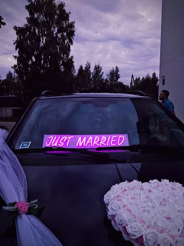 
LED neona izkārtne violetā krāsā, automašīnai, uzraksts Just Married, pamatne krāsaina (balta) monolīts polikarbonāts 6 mm. + statīvi.