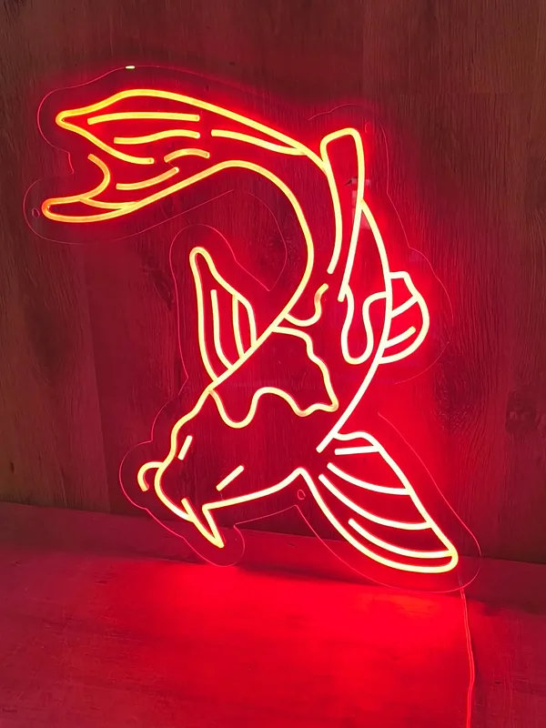 LED neona izkārtne sarkanā krāsā, zivtiņa viesu istabas dekoram, izmērs 500x750 mm,&nbsp;pamatne pēc neona formas — caurspīdīgs monolīts polikarbonāts 6 mm.&nbsp;