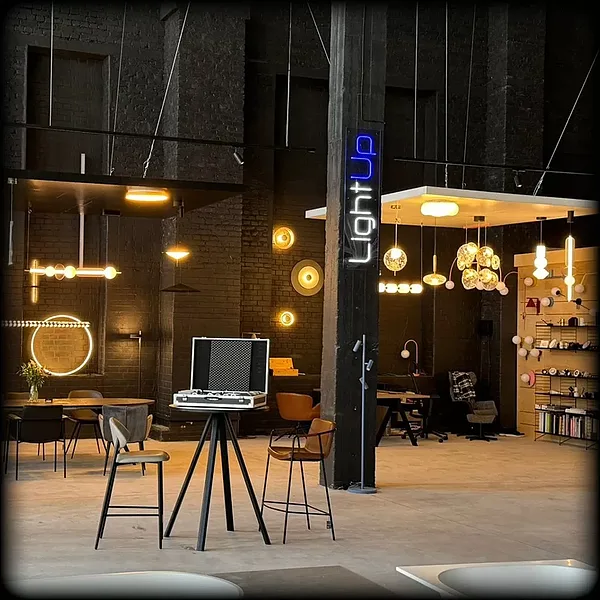 LED neona izkārtne 2 krāsās: auksti balta + zila, logotips veikalam,&nbsp;pamatne — caurspīdīgs monolīts polikarbonāts 6 mm.&nbsp;