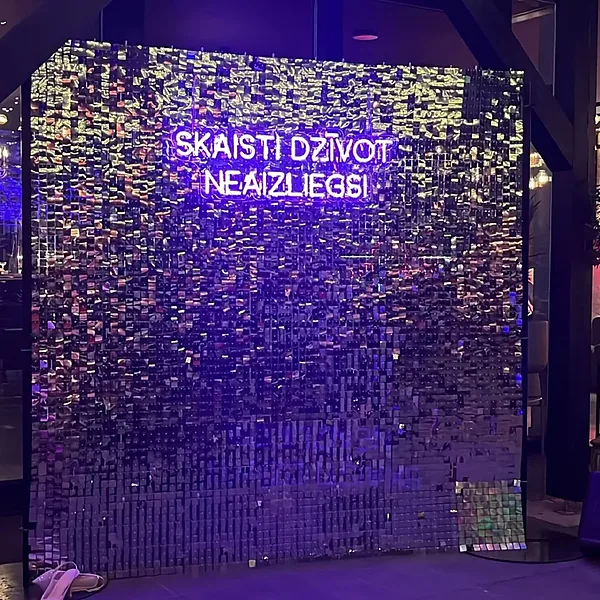 LED neona izkārtne violetā krāsā, fotozonas dekoram,
 pamatne — caurspīdīgs monolīts polikarbonāts 6 mm.&nbsp;