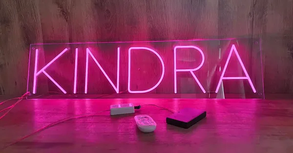 LED neona izkārtne rozā krāsā, izbraukuma pasākumu dekoram, ar baterijām + barošanas bloks,
 pamatne — caurspīdīgs monolīts polikarbonāts 6 mm.&nbsp;