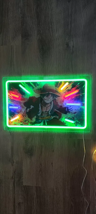 LED neona izkārtne daudzkrāsaina, ar anime varoņa druku, dekors mājai, pamatne — monolīts polikarbonāts 6 mm.&nbsp;