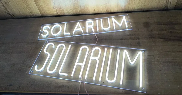 Vairumtirdzniecības pasūtījums vairākām LED neona izkārtnēm 
(GEN2) tehnoloģijā auksti baltā krāsā, skaistumkopšanas salonam, Solarium, pamatne — caurspīdīgs monolīts 
polikarbonāts 6 mm.&nbsp;