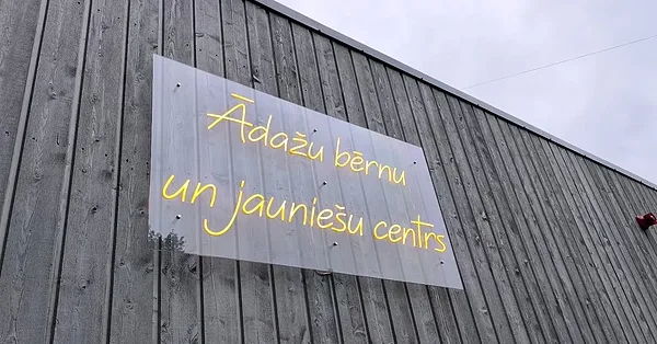 
LED neona izkārtne siltā baltā krāsā, logo, jauniešu centram, izmērs 1500x900 mm,
pamatne&nbsp; — caurspīdīgs monolīts polikarbonāts 6 mm.&nbsp;