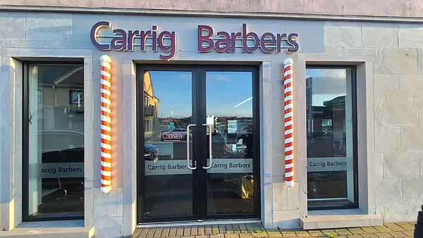 Apjoma 3D burti ar frontālo RGB LED apgaismojumu barbershopam.

, individuāli 3D burti uz sliedēm.