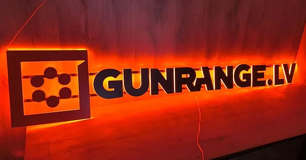 Akrila burti ar apgaismojumu, Gunrange lv, individuāli burti uz sliedēm.