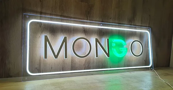 Akrila burti ar apgaismojumu uz caurspīdīgas pamatnes, kombinācija ar LED neonu.