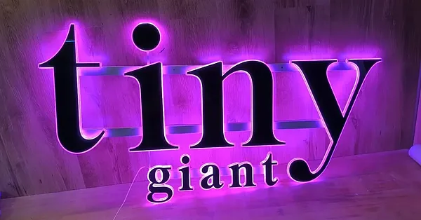 Akrila burti ar apgaismojumu, Tiny Giant, individuāli burti uz sliedēm.