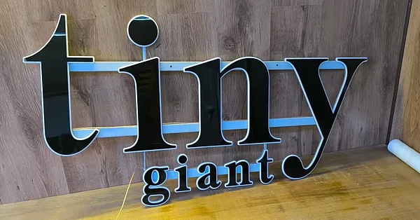Akrila burti ar apgaismojumu, Tiny Giant, individuāli burti uz sliedēm.