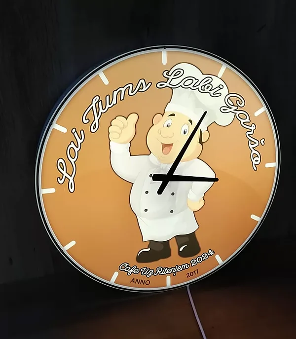 Gaismas kaste — pulkstenis. Ar pilnībā funkcionējošu mehānismu.